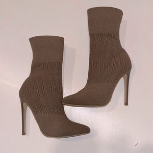 🔥Century Mid-Calf Sock Booties by Steve Madden
Size 5.5